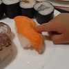 お寿司は指で…